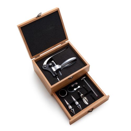 VIN6103  Kit para vinho em caixa de bambu contendo: 02 tampões, 01 direcionador, 01 corta gotas, 01 abridor saca-rolhas, 01 corta lacre, 01 haste espiral reserva e 01 termômetro - Med.: 227x 189x 121mm »  Embalagem: Caixa kraft - Med.: 235x 210x 150mm »  Gravação: A laser 01 lado na caixa